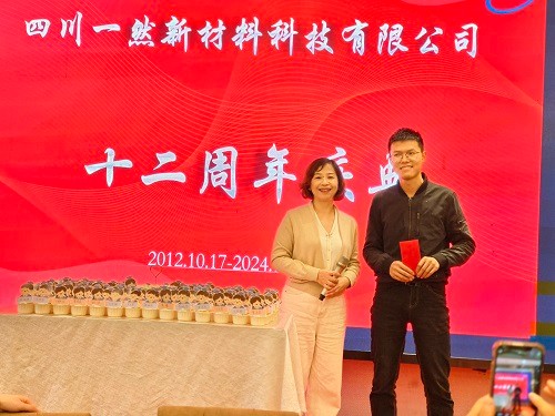 爬山颁奖 缩小.jpg